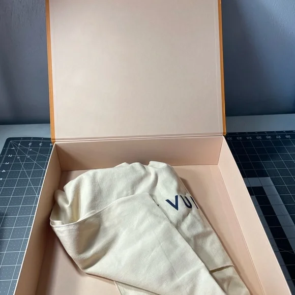 Louis Vuitton Box and Dust Bag - Picture 2 of 5